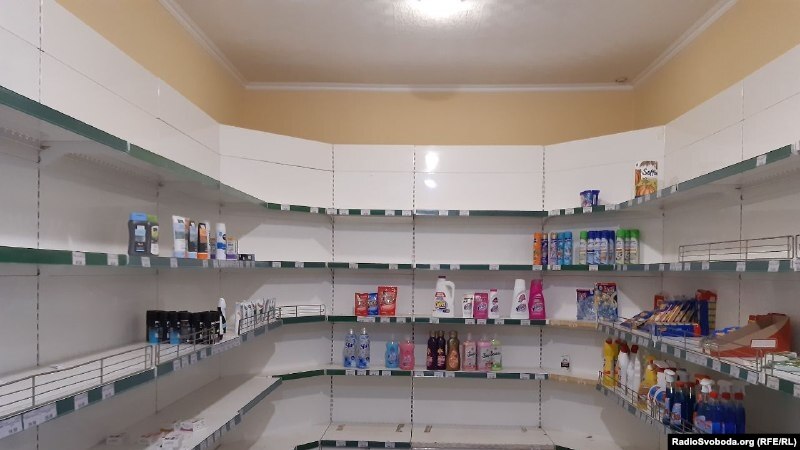 Напівпорожні магазини у Новотроїцькому після окупації
